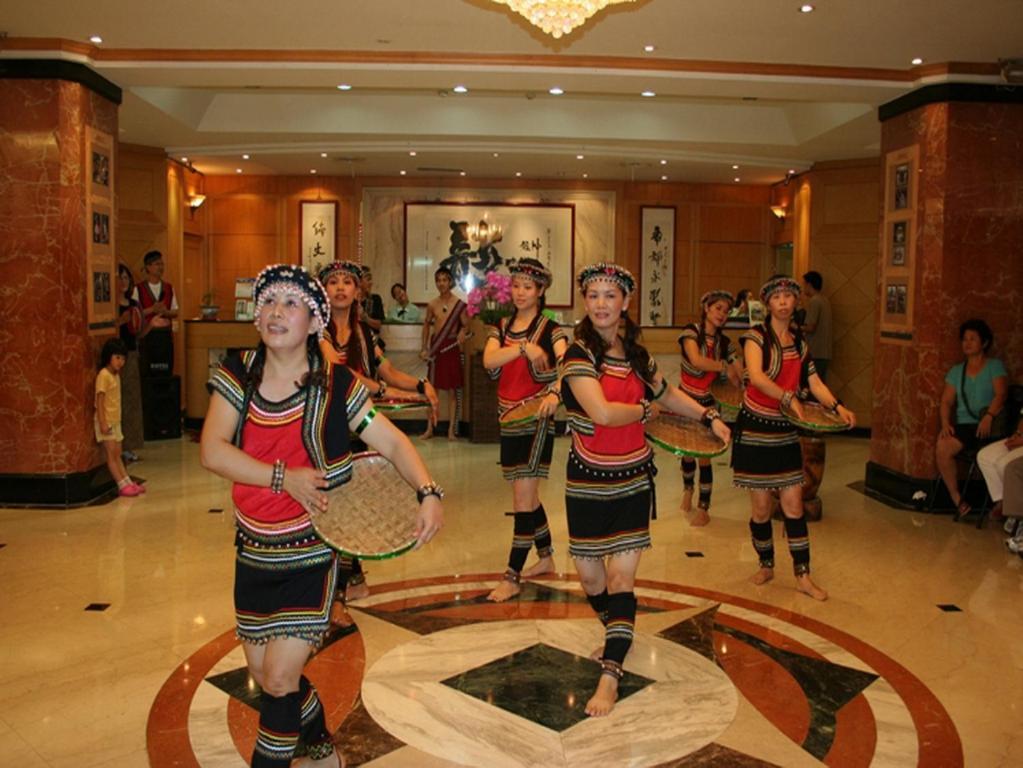 Dongpo Ti Lun Hotel Xinyi Buitenkant foto